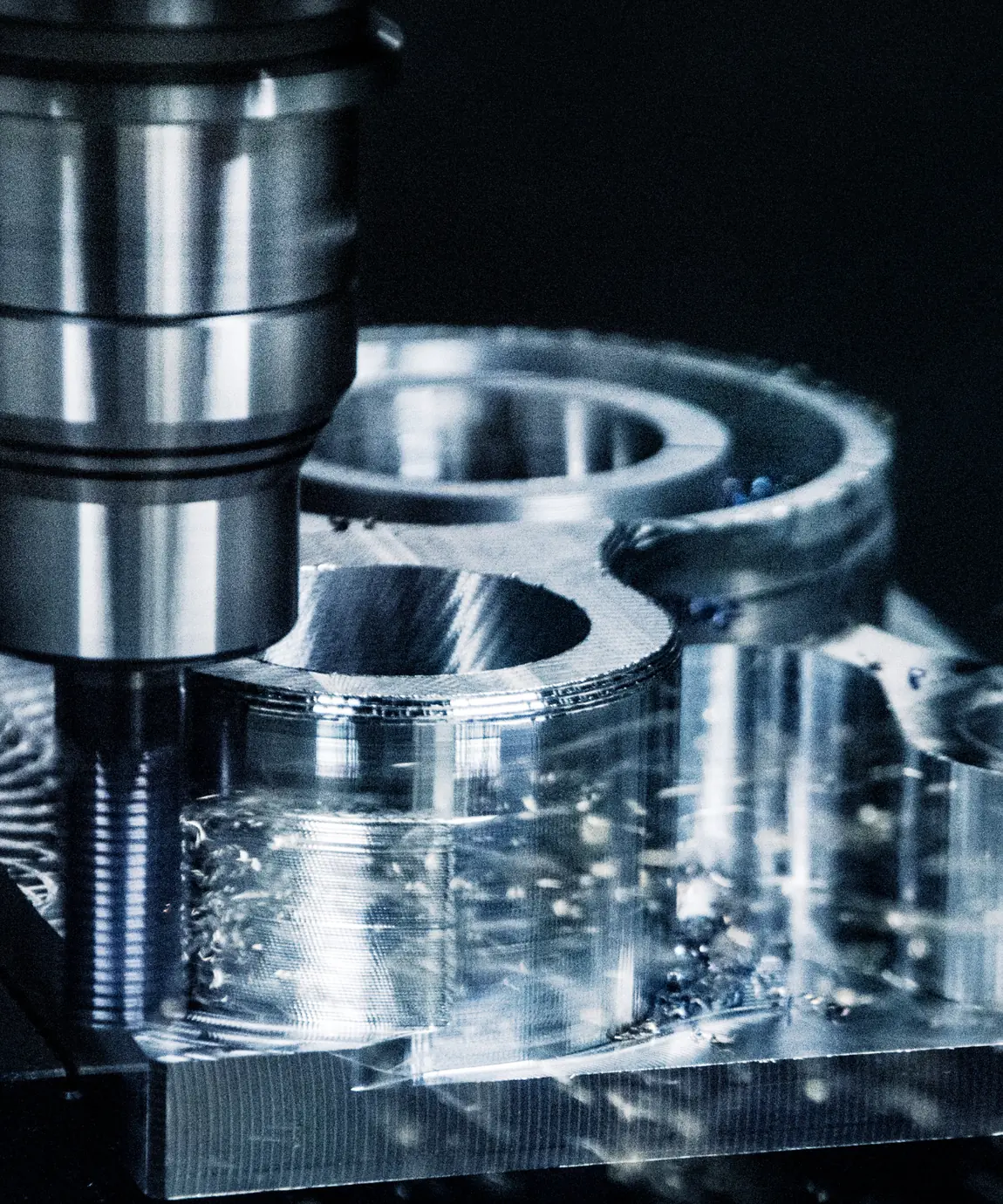 Macro-opname van een frees­bewerkt precisieonderdeel, direct van de machine