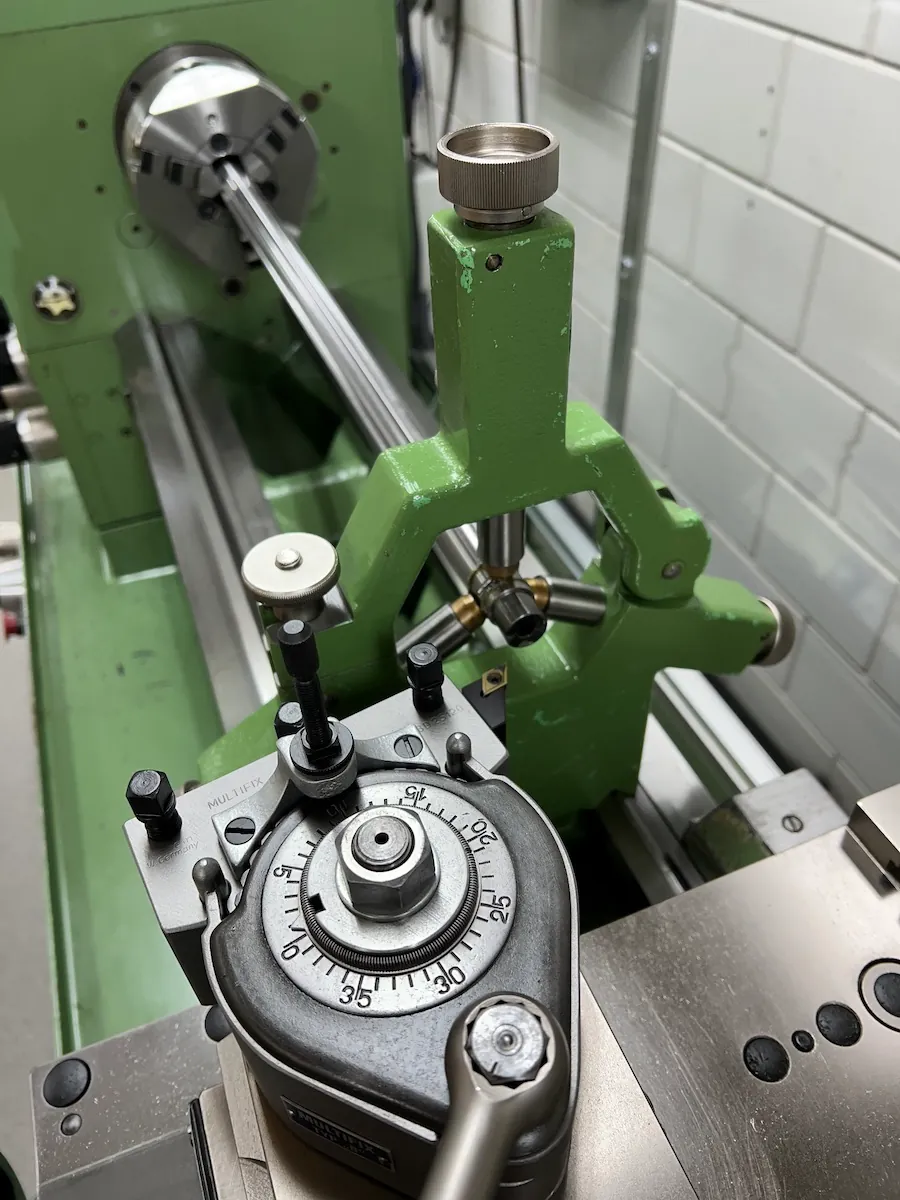 Draadsnijden op een loop voor een mondingsrem of demper