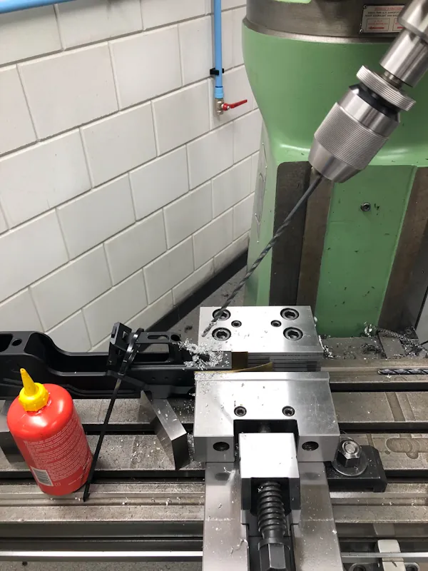 Grip mounting wordt uitgeboord op de freesbank