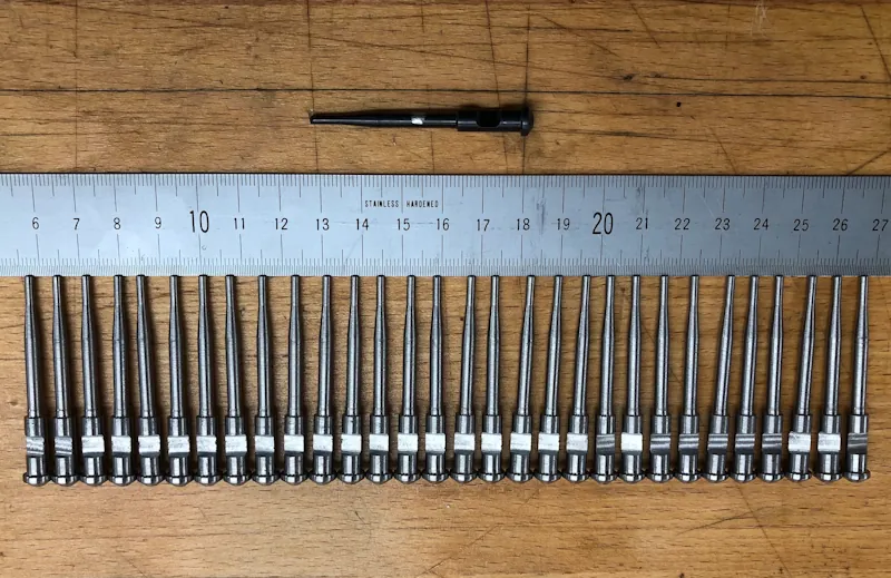 Onderdeel opmeten met een schuifmaat voor reverse engineering