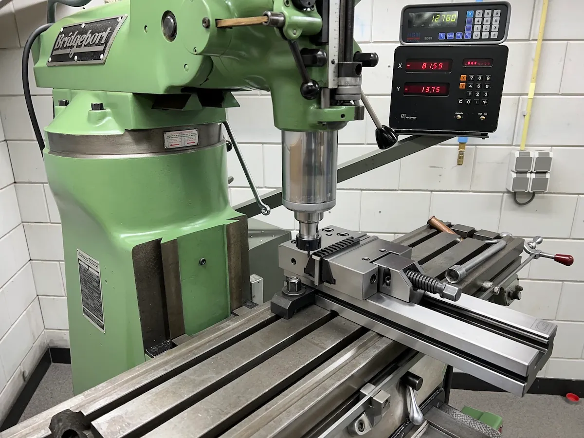 Freesmachine in de werkplaats van Fine Steel Tooling