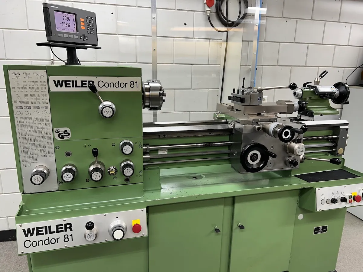 Precisiedraaibank in de werkplaats van Fine Steel Tooling
